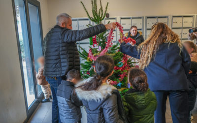Décoration des sapins dans les halls des Tours de la Gayonne